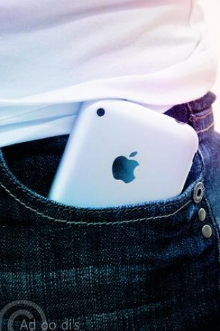 别在牛仔裤裤兜里的iPhone4手机 25579)
