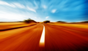 汽车急速行驶时拍摄的路面图