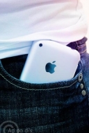 别在牛仔裤裤兜里的iPhone4手机